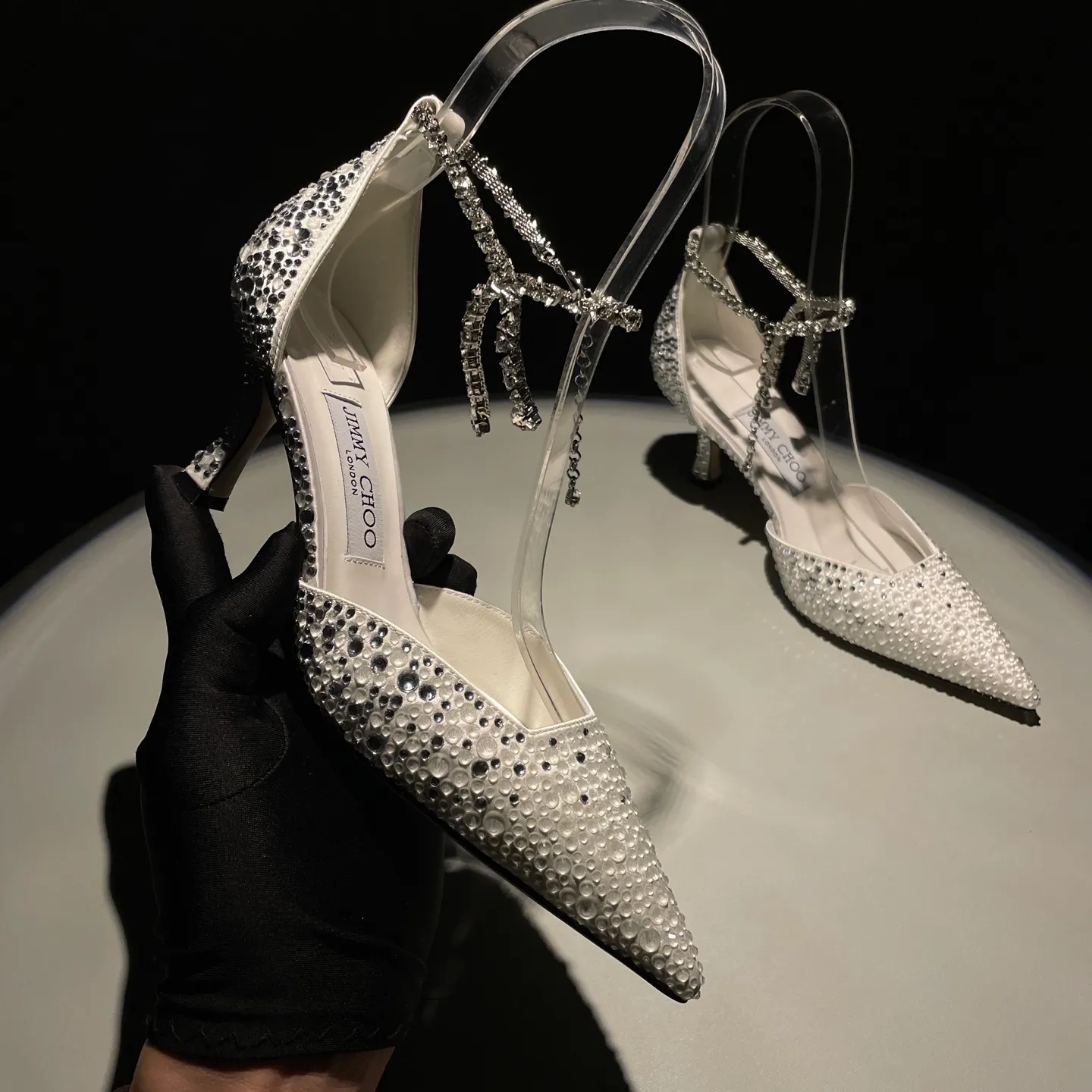 👟👟Ex-factory price 720👟👟 Jimmy Choo/Jimmy Choo classic diamond chain pointed toe crystal high-heeled sandals. Excellent crystal shoes. So beautiful that you can't take your eyes away. The shape of the shoes is very delicate and not too narrow and long. The internal space is sufficient to allow the toes to relax enough. The rhinestones outline a charming arc on the instep. It is simply beautiful. It has a 360-degree surrounding fairy atmosphere. Gorgeous without being exaggerated! ! The fabric is made of imported silk, with imported sheepskin lining. Customized A-grade Italian genuine leather sole. Heel height: 6.5 or 8.5. Size: 35-40 (41, 42, 43 customized, non-refundable)